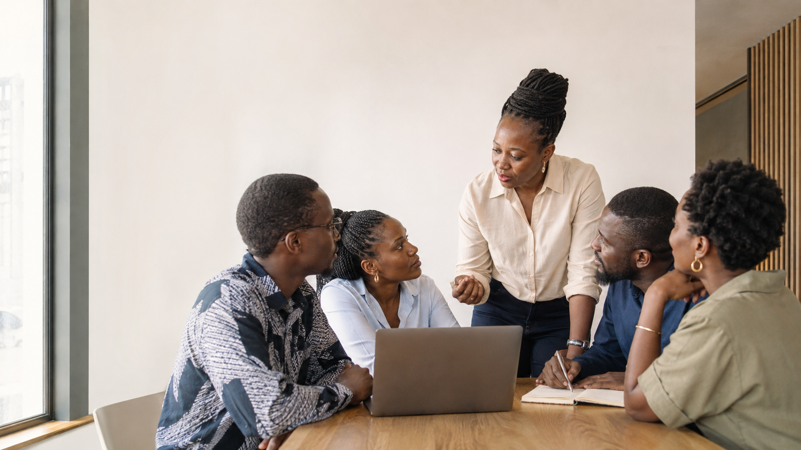 Apprenant de l’Institut Fortunatus consultant sa formation sur ordinateur